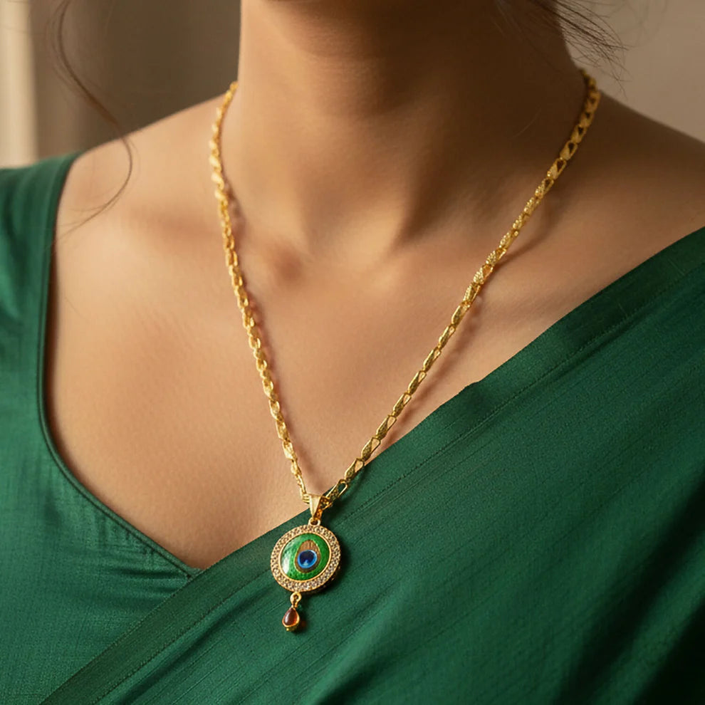 Royal Peacock Feather Necklace – Gold Crystal Halo Pendant for Elegant Style