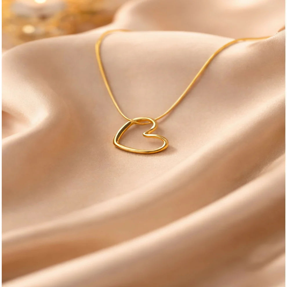 Elegant Open Heart Necklace – Timeless Gold Love Pendant