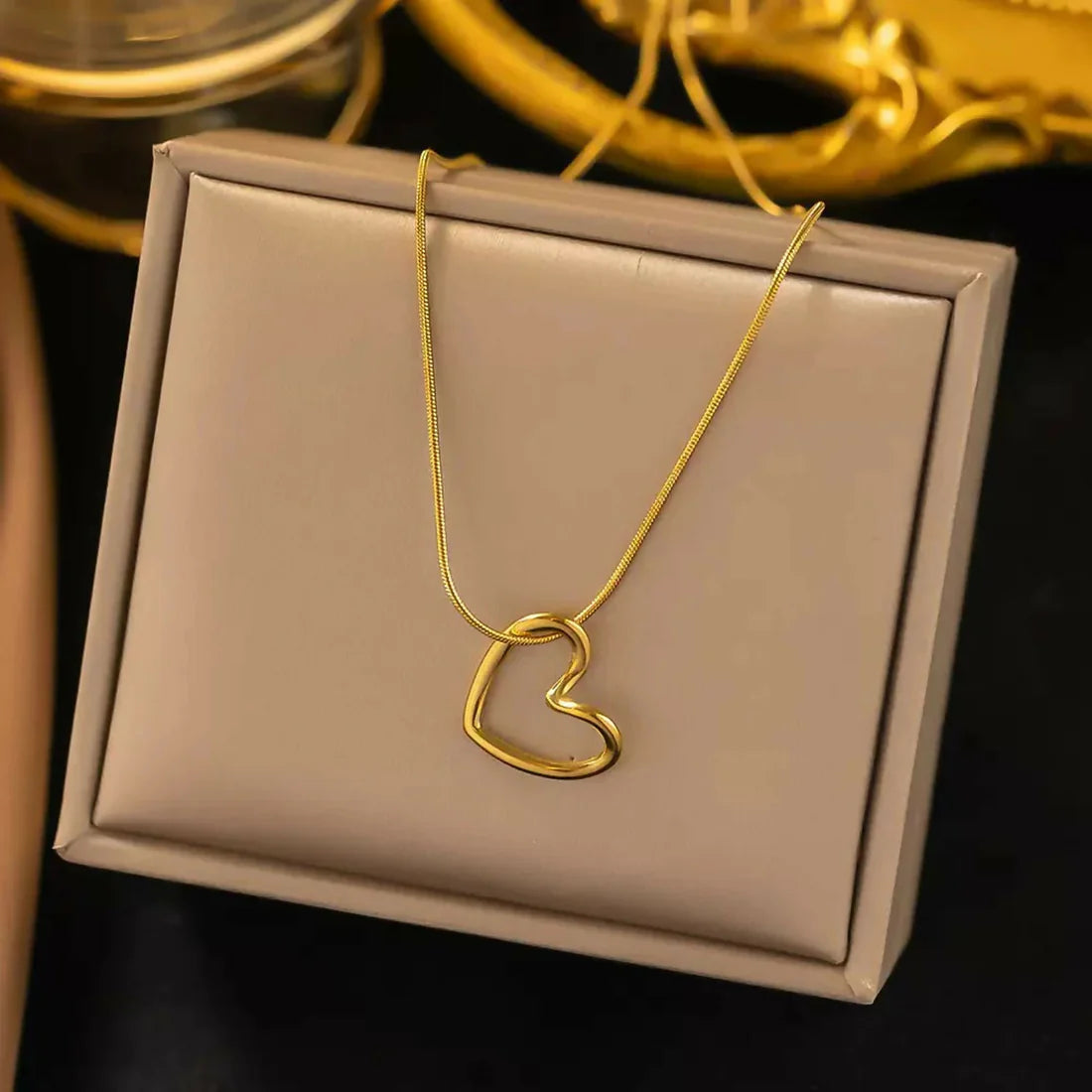 Elegant Open Heart Necklace – Timeless Gold Love Pendant